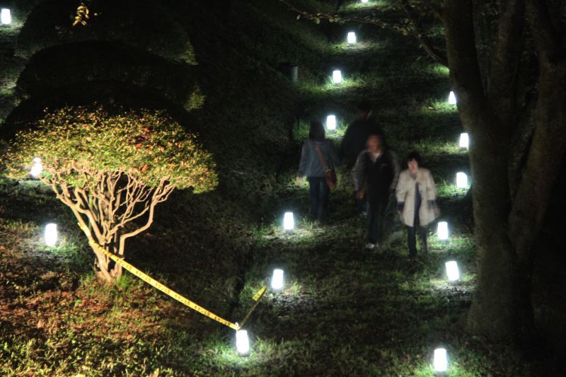 水道山の通路にキャンドル