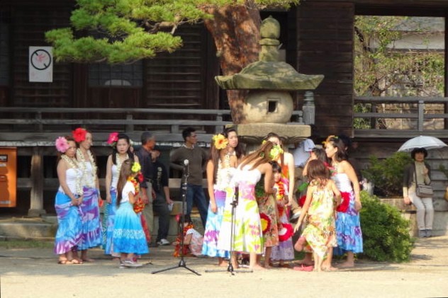 三条別院でハワイアン