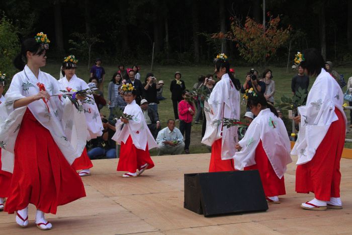 酒呑童子神社で舞の披露