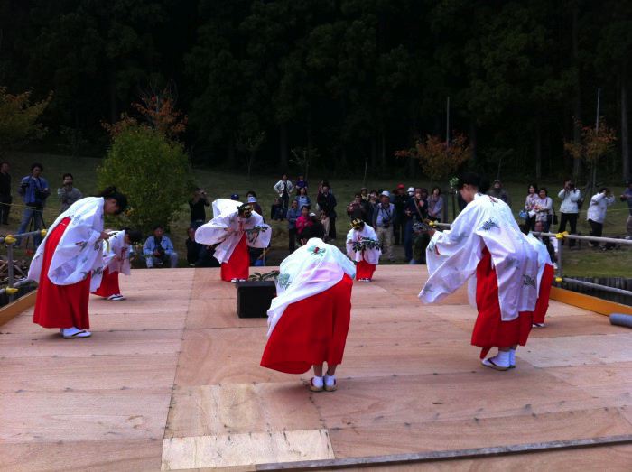 酒呑童子神社で舞の披露