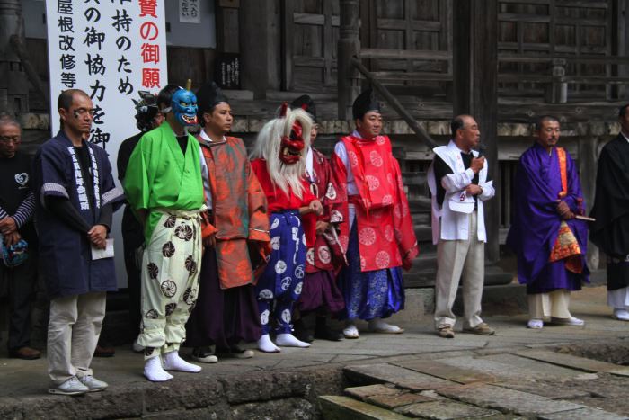 国上寺本堂で鬼の灯火行列の出発セレモニー