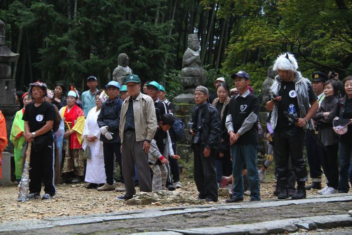 国上寺本堂で鬼の灯火行列の出発セレモニー