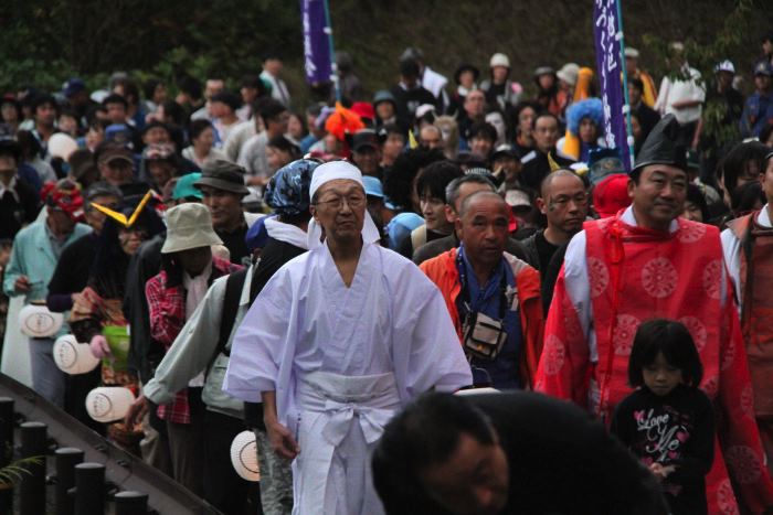 林道を行く鬼の灯火行列