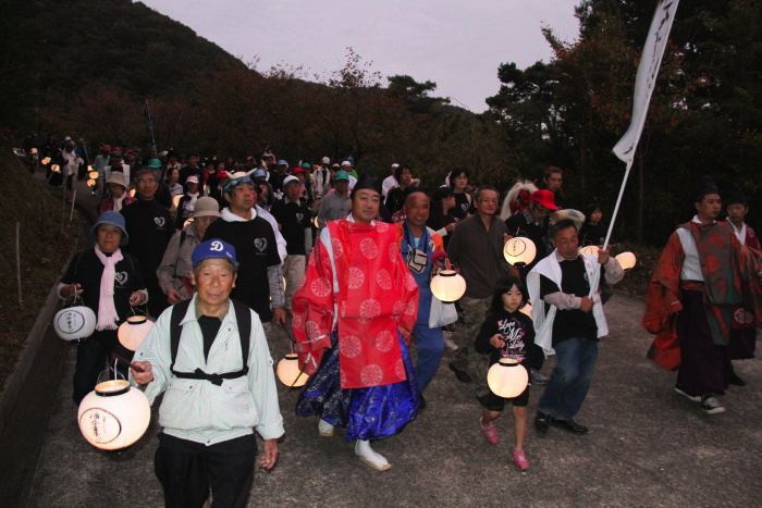 林道を行く鬼の灯火行列