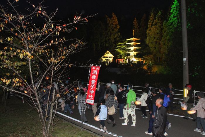 ライトアップされた酒呑童子神社に鬼の灯火行列が到着