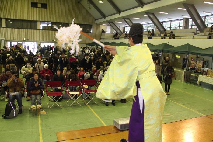 戸隠神社の星野宮司が祈祷