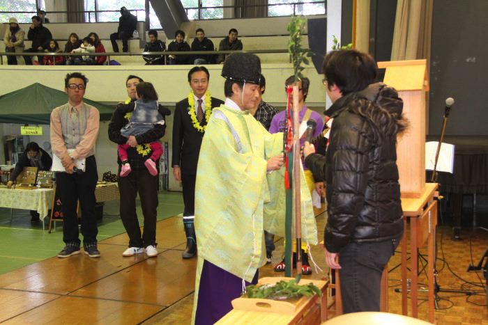 戸隠神社の星野宮司が祈祷