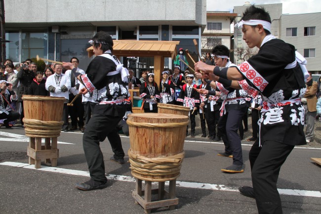 弥彦グランドホテル前でたる太鼓