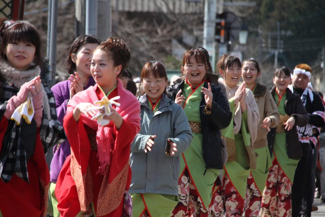 弥彦グランドホテル前で輪をつくって踊る