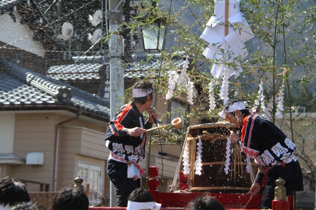 湯引き車からひしゃくで神湯を