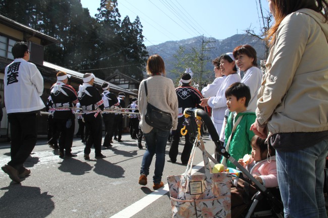 沿道住民も見物