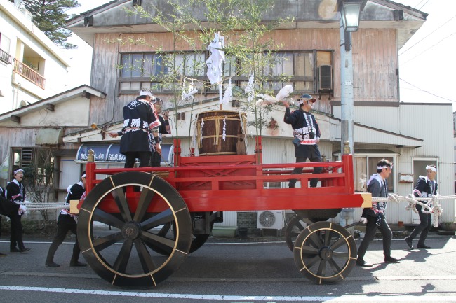 朱塗りの湯引き車