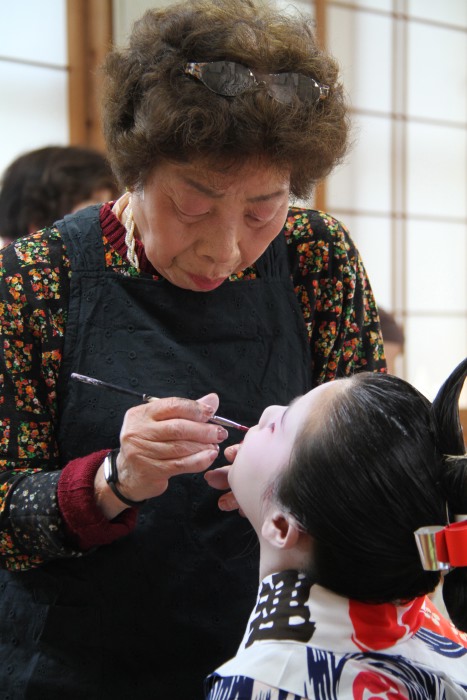 両方の万灯組の化粧をするコスメド京子の竹内京子さん