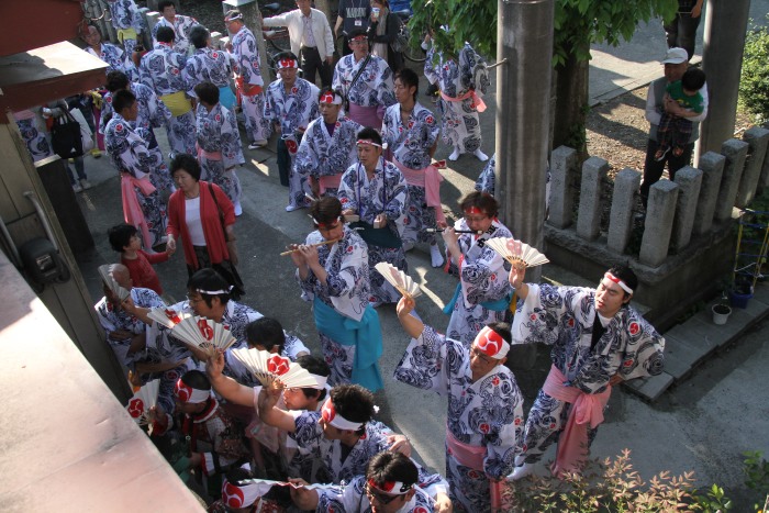 木場小路万灯組が宿の前で皮切り