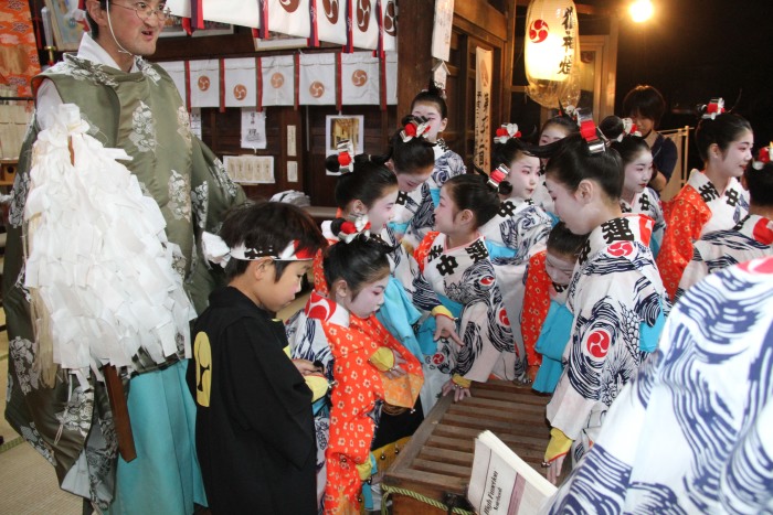 木場小路万灯組が戸隠神社で参拝