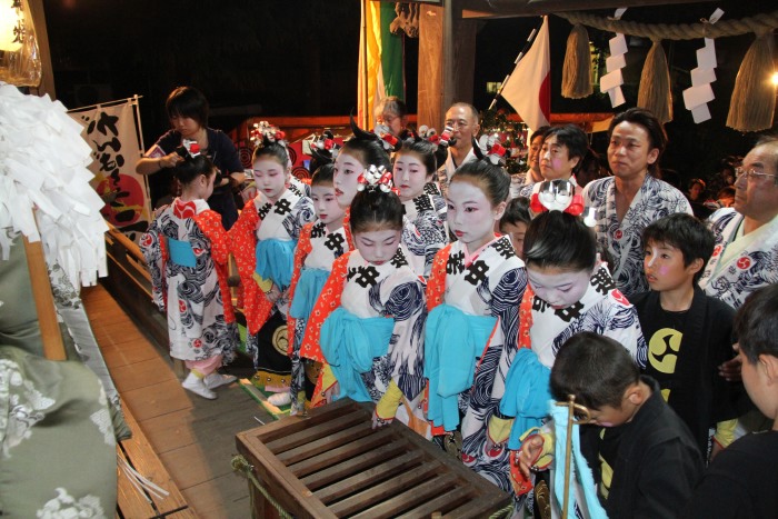 木場小路万灯組が戸隠神社で参拝