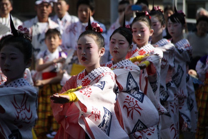 横町万灯組、踊りのけいこをつけてくれた花柳徳紀女さんの家の前で皮切り