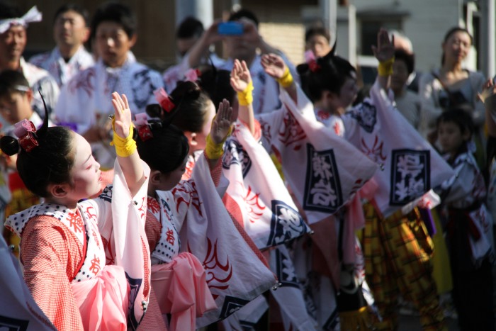 横町万灯組、踊りのけいこをつけてくれた花柳徳紀女さんの家の前で皮切り