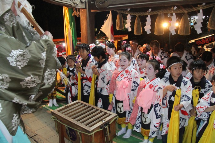 横町万灯組が戸隠神社で参拝