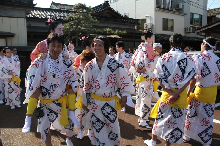 横町万灯組、踊りのけいこをつけてくれた花柳徳紀女さんの家の前で皮切り