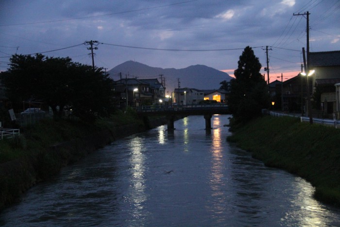 西川の向こうに弥彦山