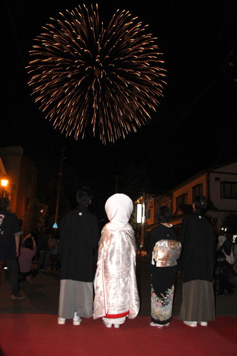 打ち上げ花火がふたりを祝福