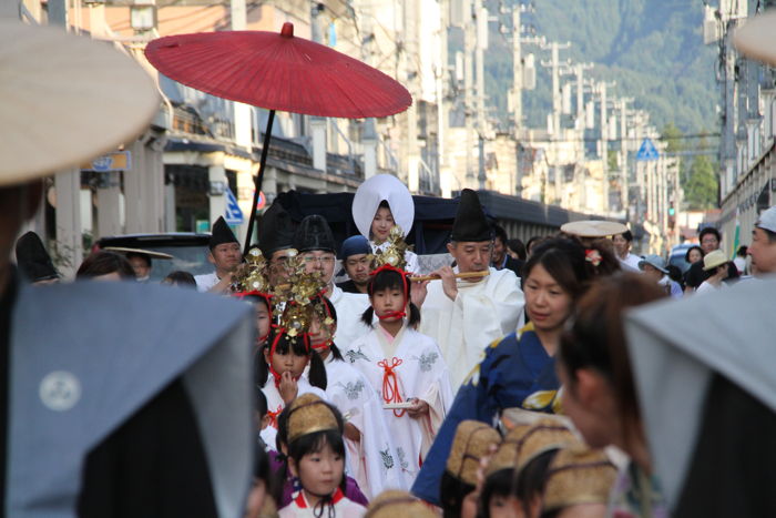 100人近くで編成する花嫁行列