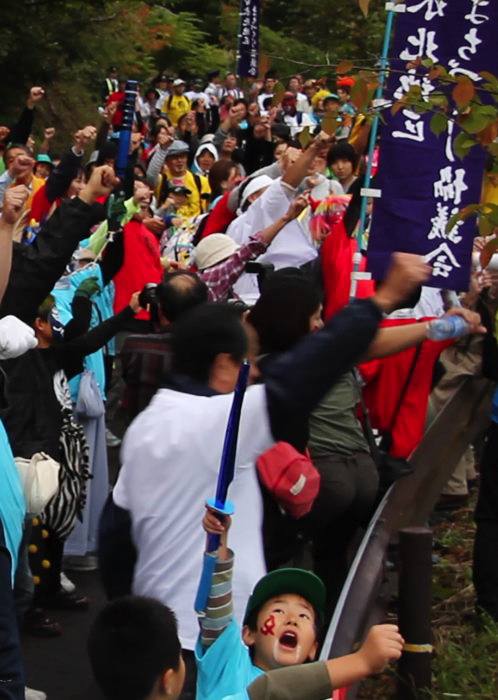 道中で眼下の平野を見下ろして勝ちどきをあげる