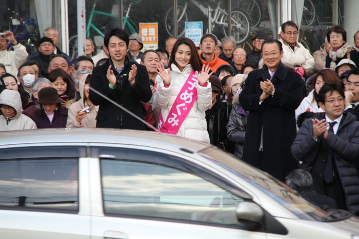 自民党青年局長の小泉進次郎氏が金子恵美氏と細田健一氏を応援＠イオン県央店前