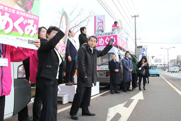 自民党青年局長の小泉進次郎氏が金子恵美氏と細田健一氏を応援＠イオン県央店前