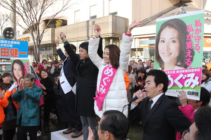 自民党青年局長の小泉進次郎氏が金子恵美氏と細田健一氏を応援＠イオン県央店前