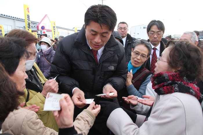 細野豪志民主党政調会長が金子恵美氏を応援＠イオン三条店前