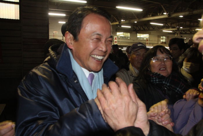 麻生太郎元首相が金子恵美氏を応援＠三条中央卸売青果市場