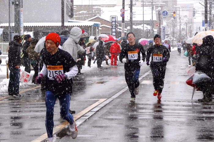 降りしきる雪の中をゴール