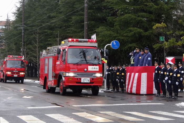 市役所前で市中パレードを観閲