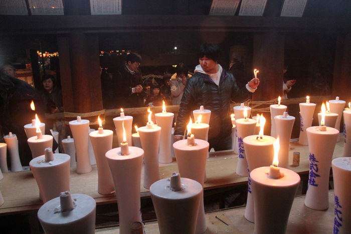 金山神社のろうそくも次々と点火