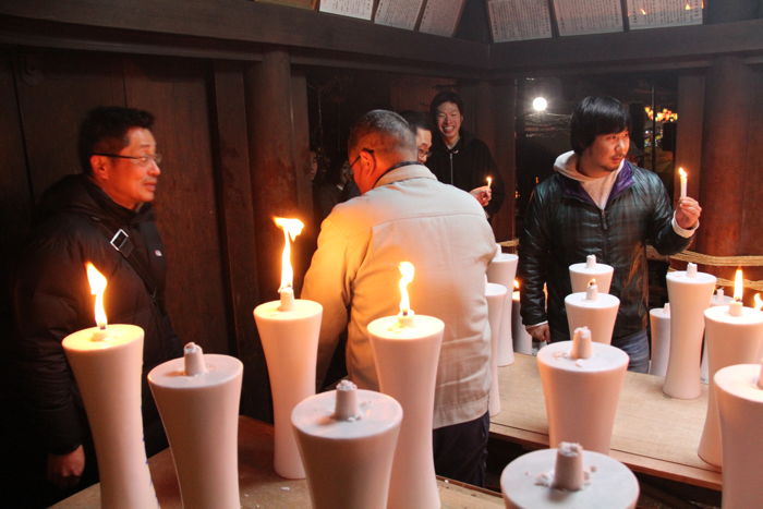 金山神社のろうそくも次々と点火