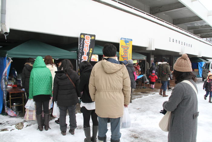 寒風のなかでも店に行列