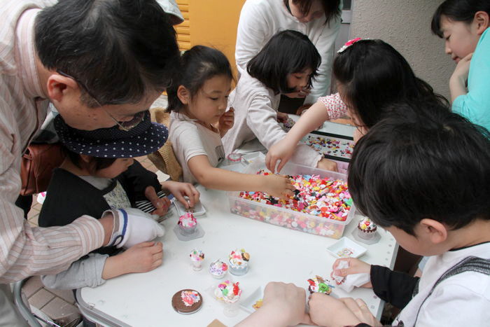 ミニチュアのスイーツを作る子どもたち