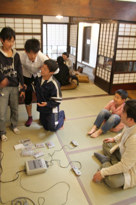 「GWみんくる子ども祭り」の「ファミコン部屋」