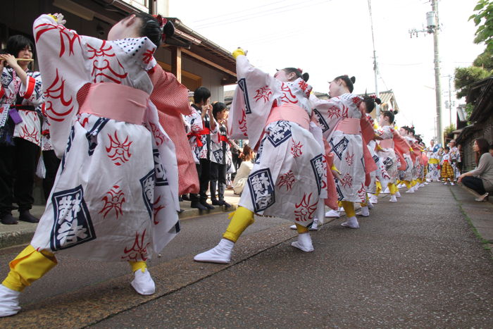 横町万灯組が花柳徳紀女さんの家の前で下座