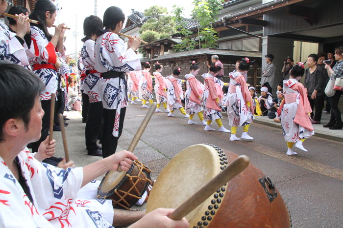 横町万灯組が花柳徳紀女さんの家の前で下座