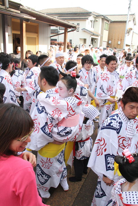 横町万灯組が花柳徳紀女さんの家の前で下座