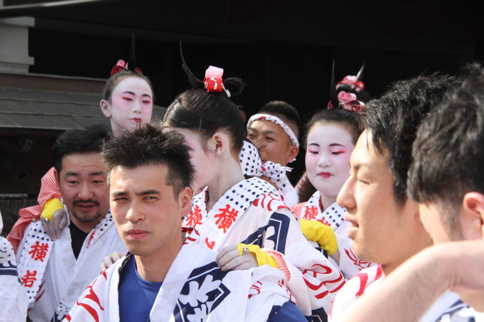 横町万灯組が花柳徳紀女さんの家の前で下座