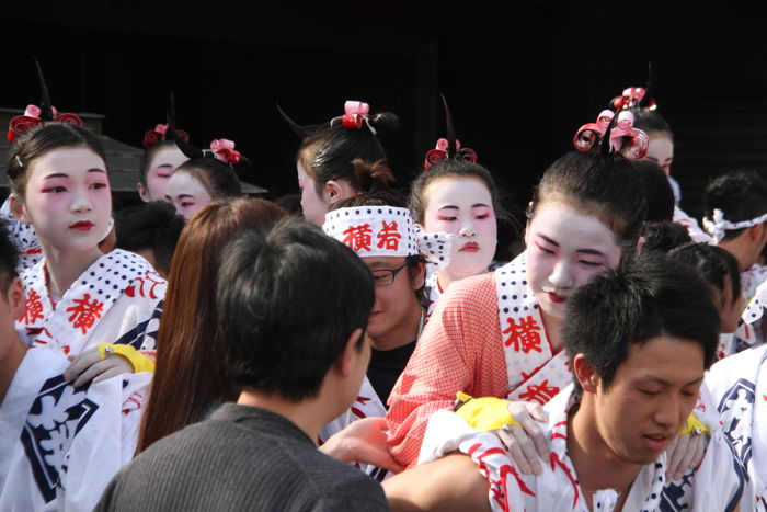 横町万灯組が花柳徳紀女さんの家の前で下座