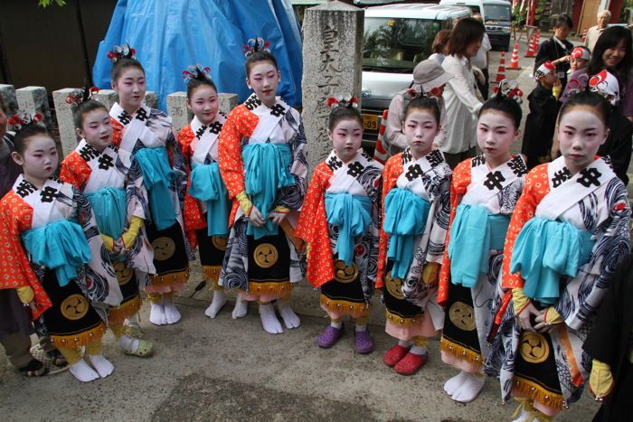 木場小路万灯組の踊りは宿で皮切り