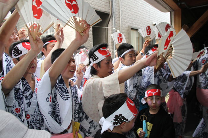 木場小路万灯組の踊りは宿で皮切り