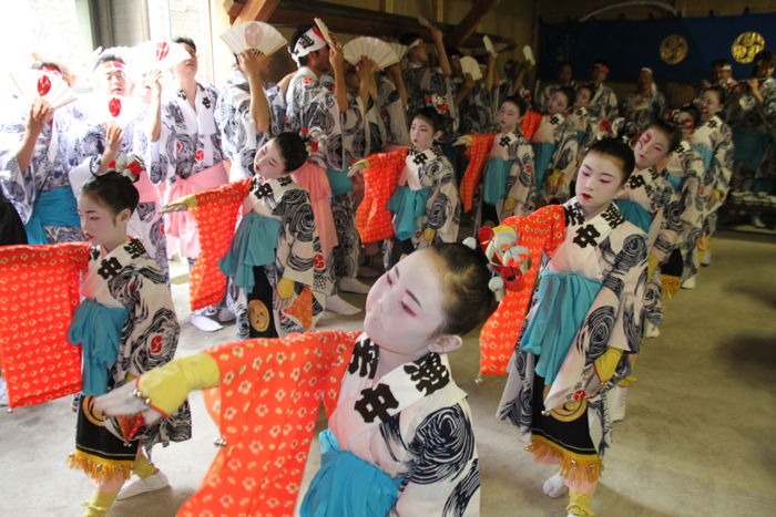 木場小路万灯組の踊りは宿で皮切り