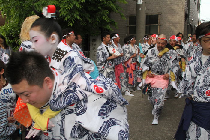 木場小路万灯組の踊りは宿で皮切り