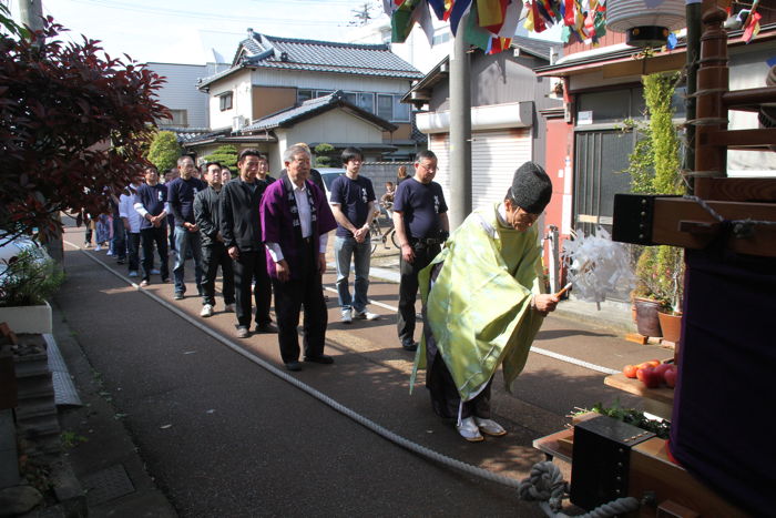 木場小路万灯組の万灯の出発式